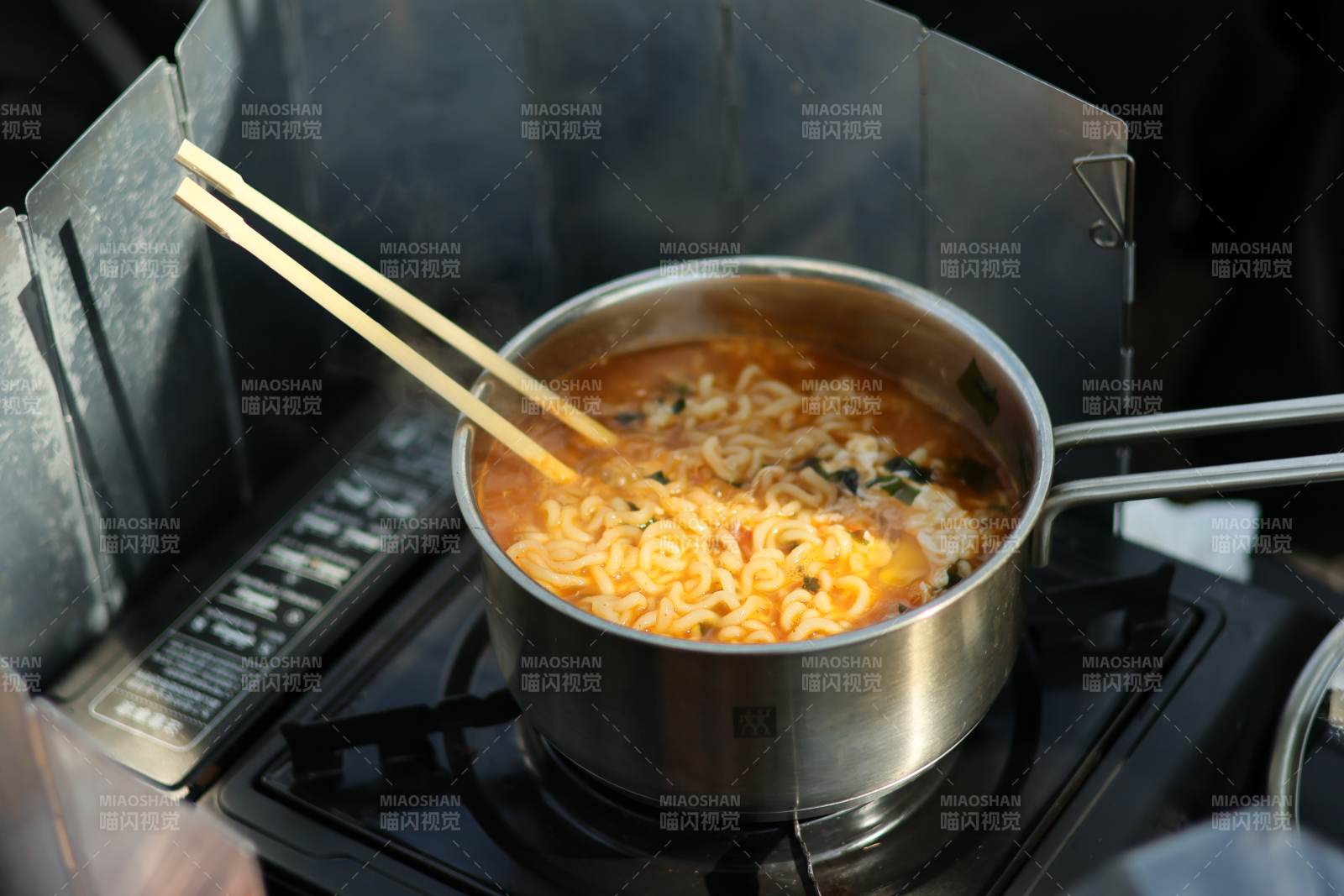 野餐方便面图片