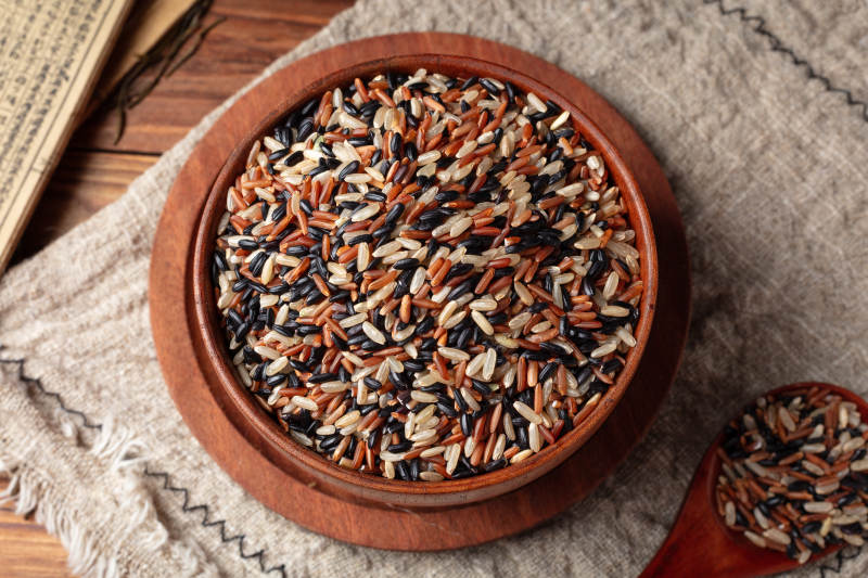 三色糙米碗中盛图片