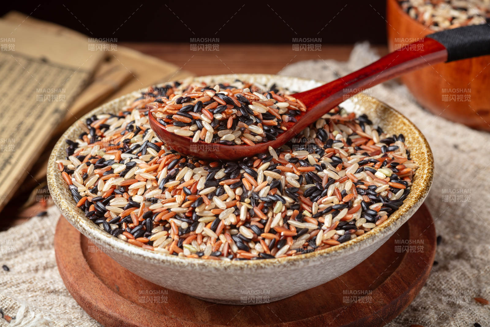 三色糙米盛碗中图片