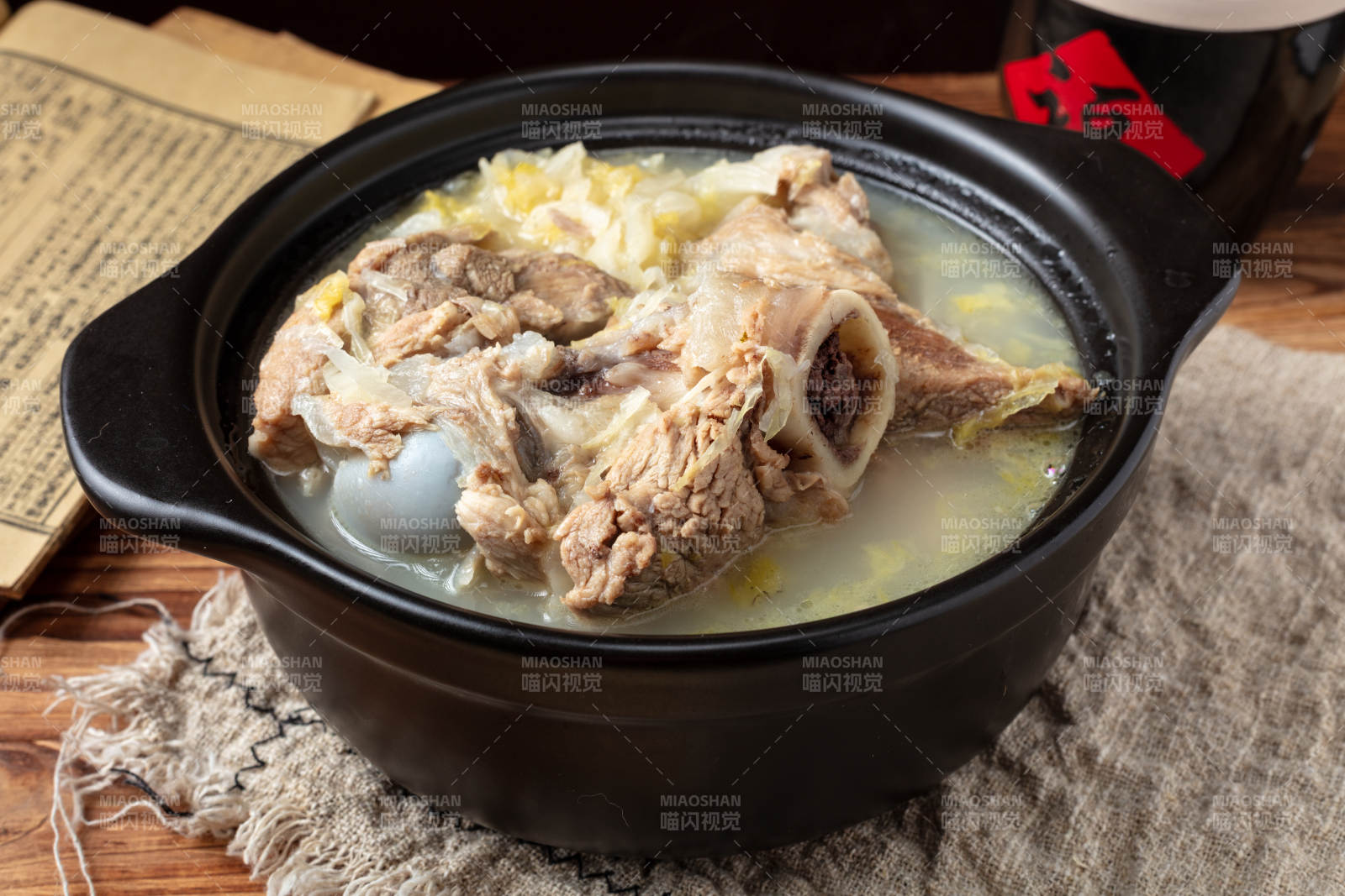 大骨汤炖酸菜图片