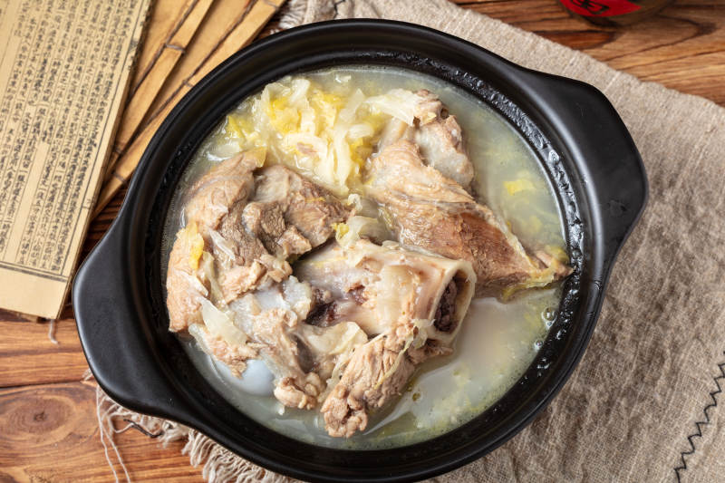 酸菜炖大骨头图片