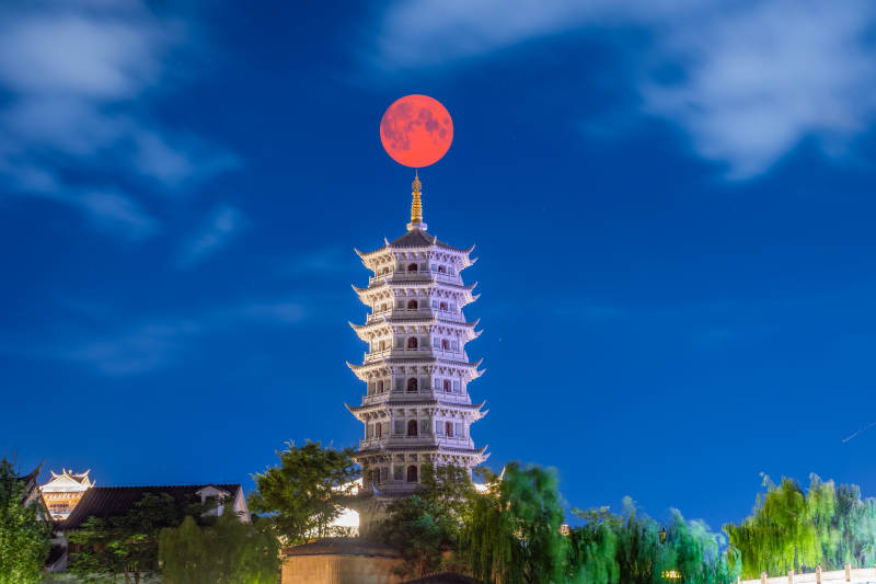 福州闽越水镇红月映塔夜景图片