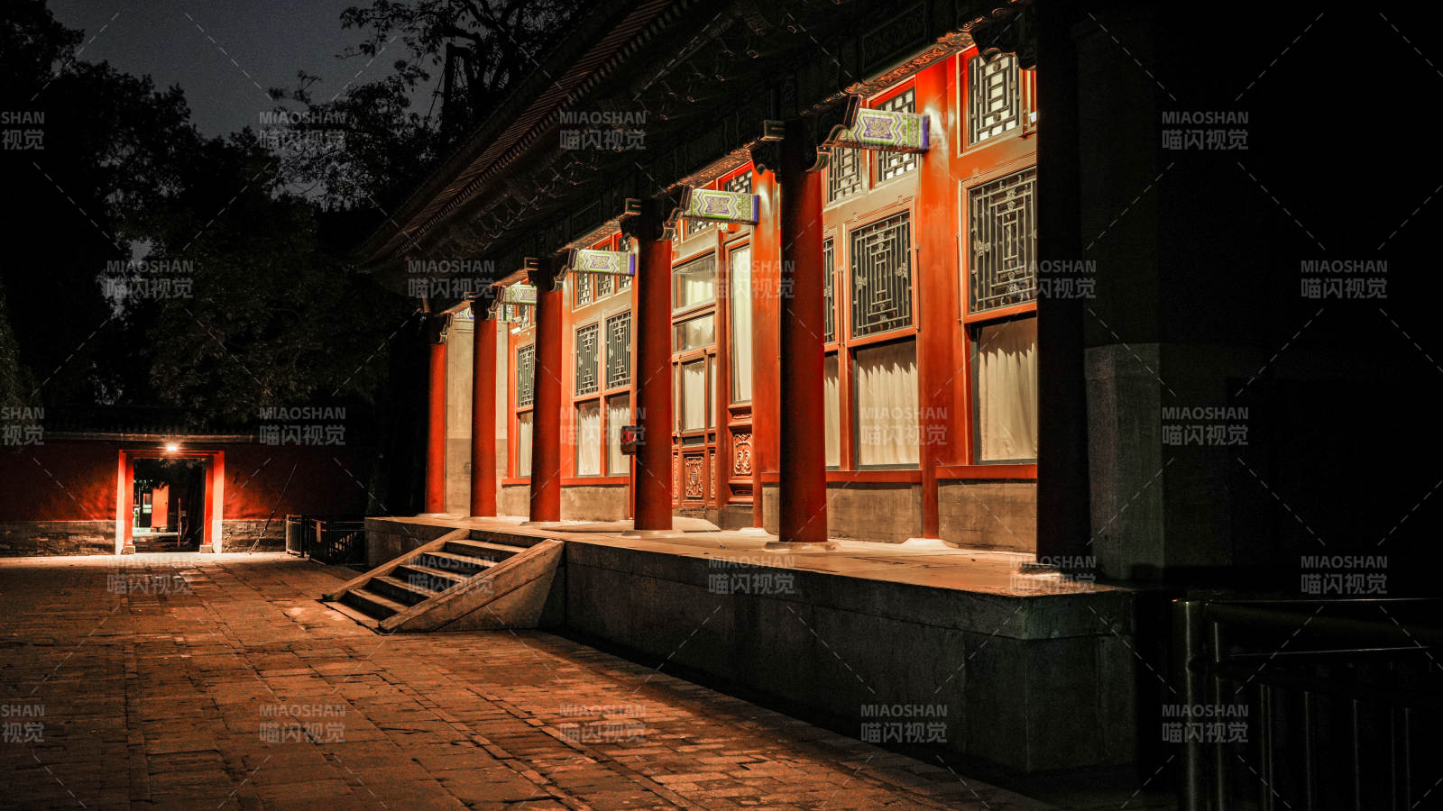 颐和园夜色中的古建筑图片