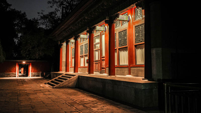 颐和园夜色中的古建筑图片