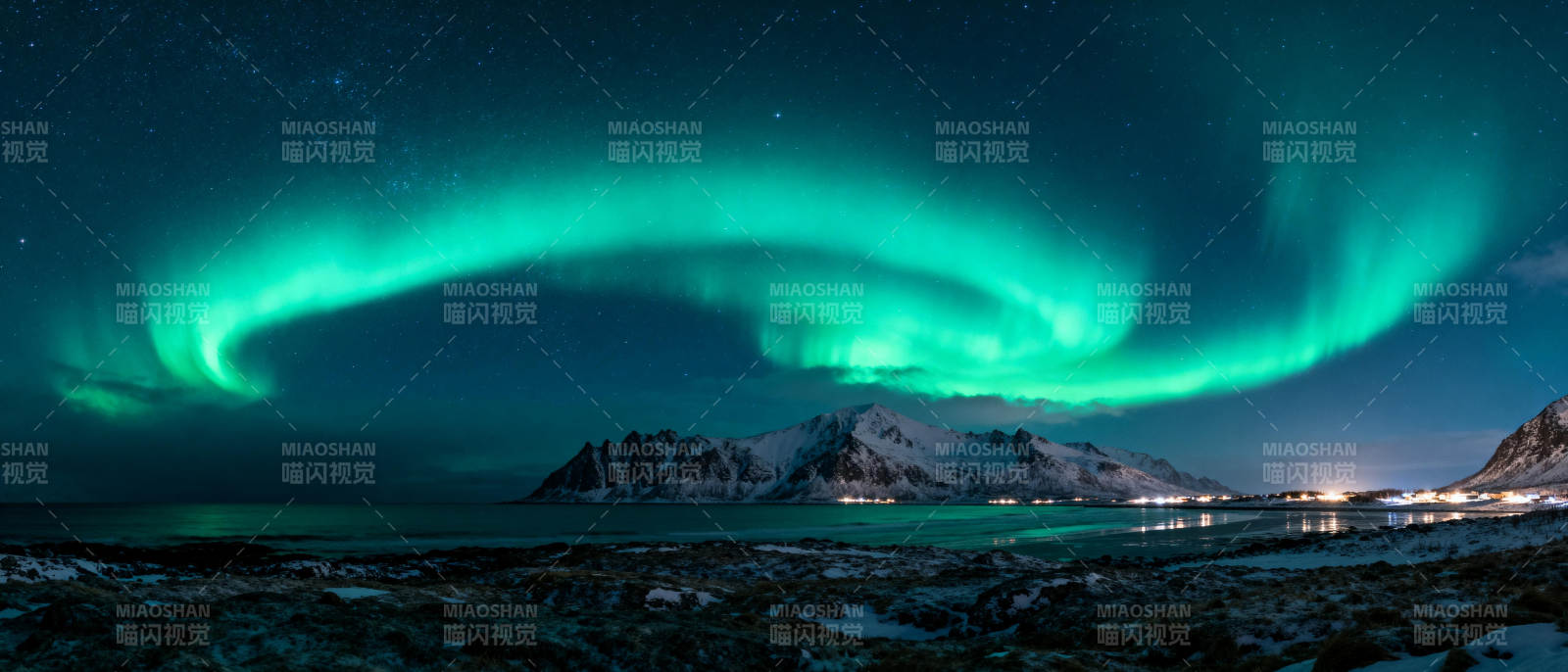 极光映雪夜图片