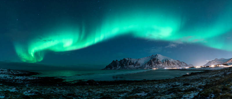 极光映雪峰图片