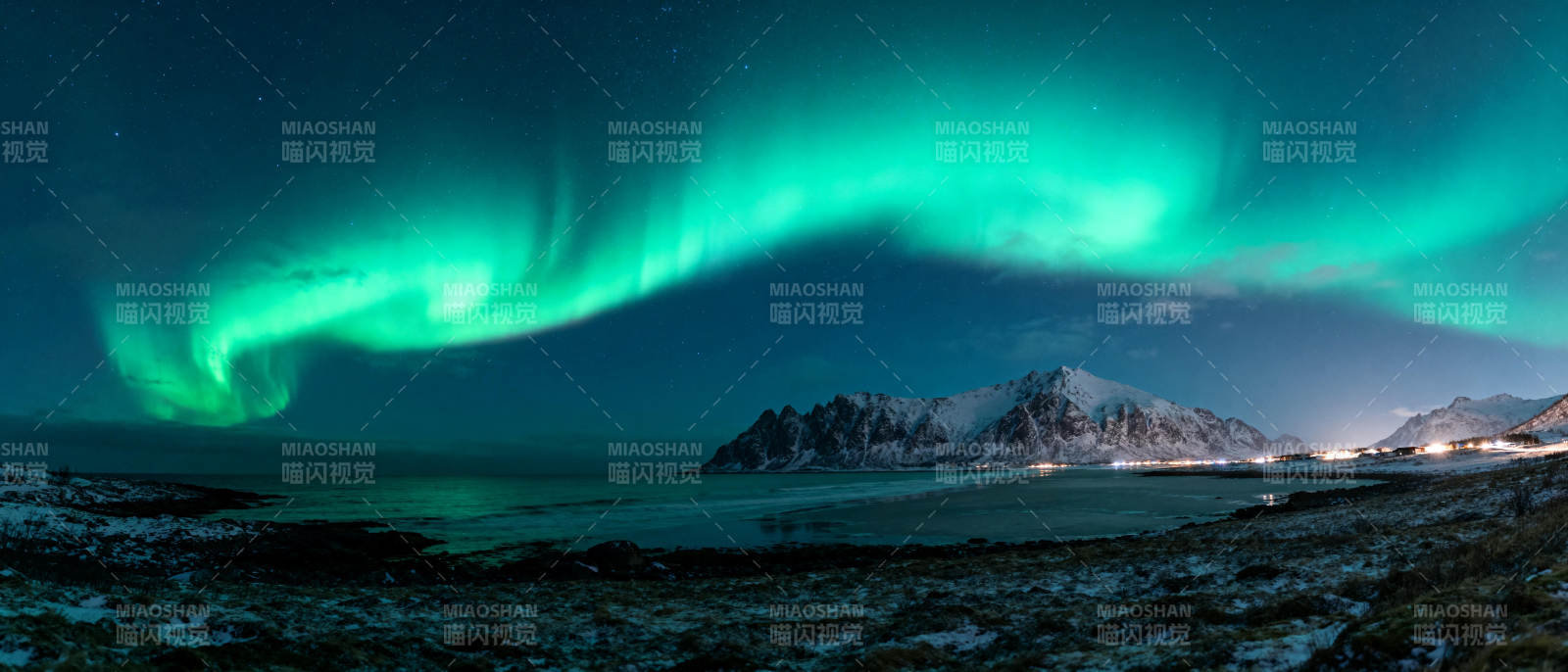 极光映雪峰图片