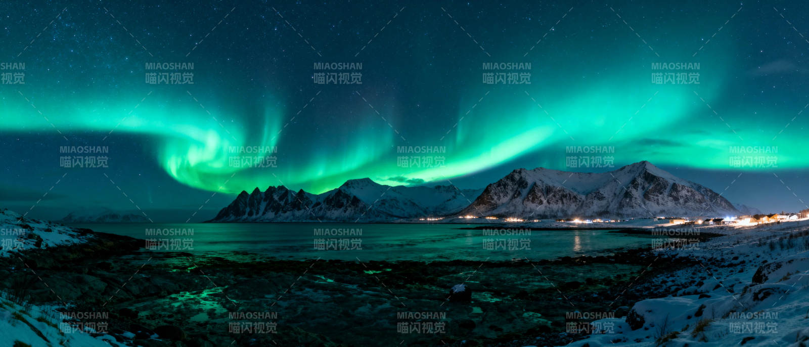 极光映照雪山湖图片