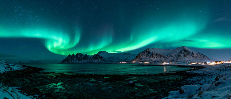 极光映照雪山湖图片
