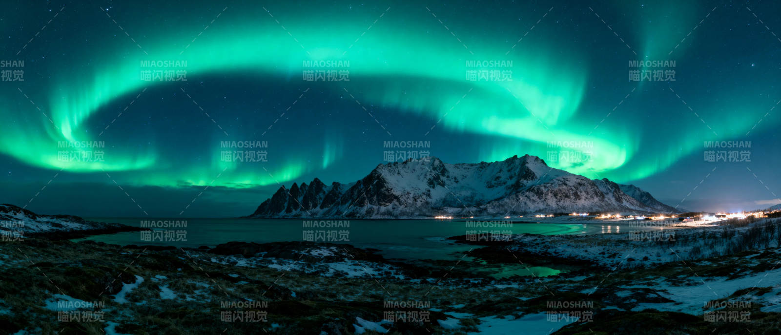 极光映雪山图片