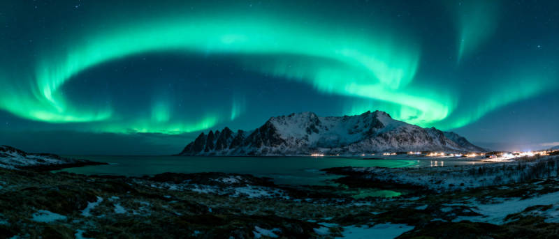 极光映雪山图片