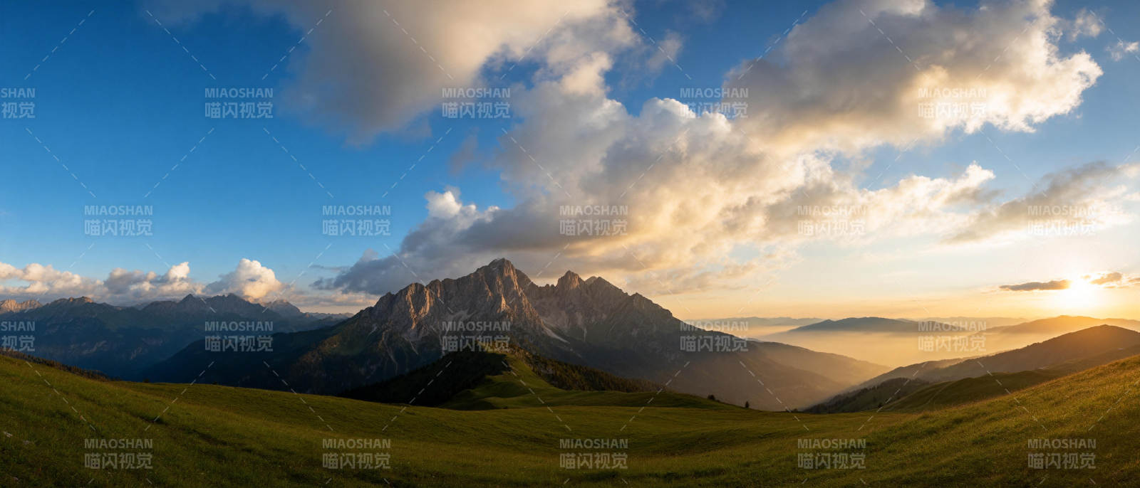 山巅日出云海图片