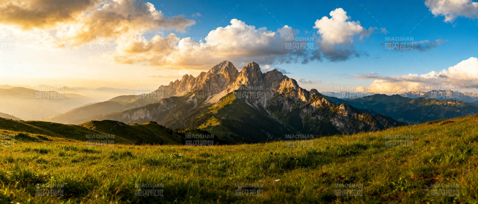 山峦晨曦 草甸如画图片