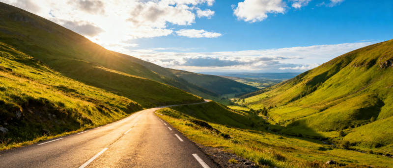 山间公路晨光美景图片