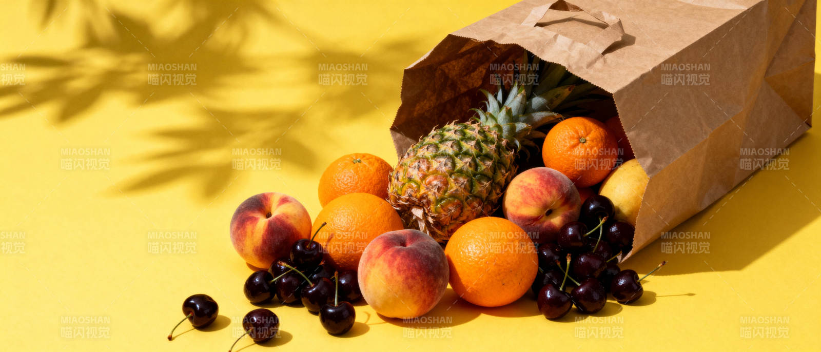 水果满溢纸袋图片