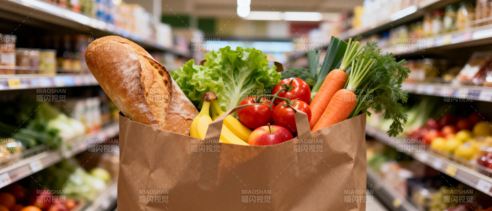 超市购物袋装满蔬果图片