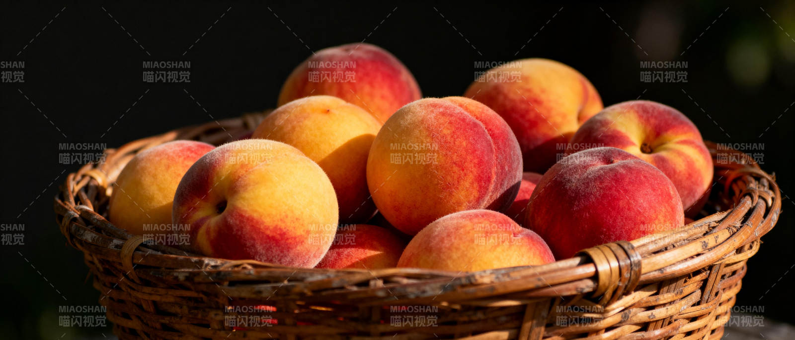 篮中鲜桃满溢图片