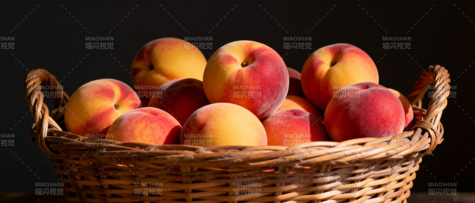 篮中鲜桃图片