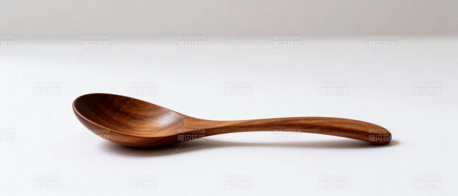 木质汤匙静置白桌图片