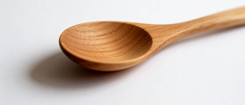 木勺静置白底图片
