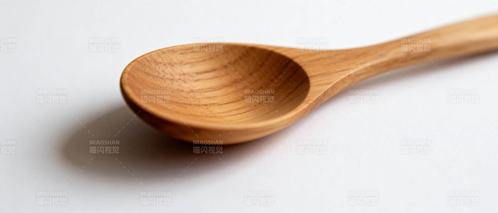木勺静置白底图片