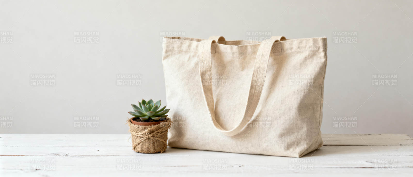 简约帆布包与绿植图片