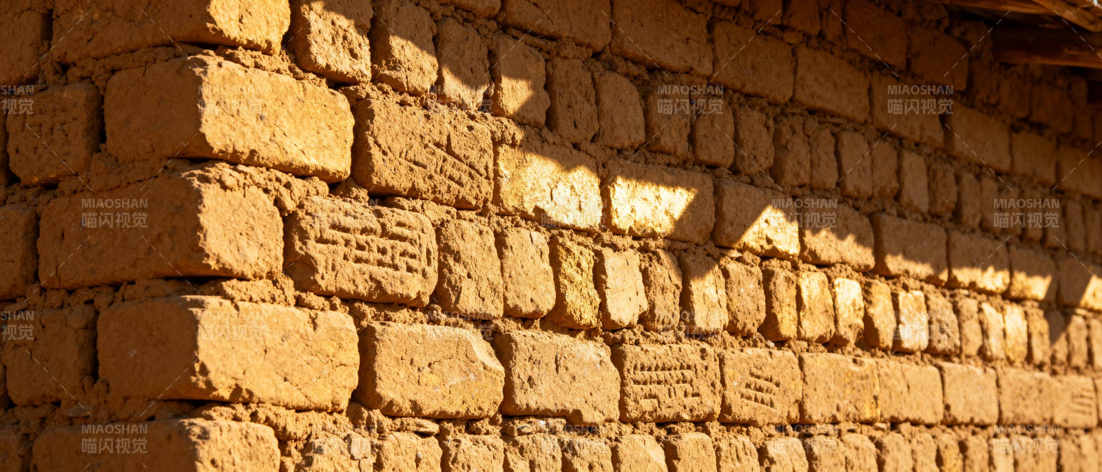 土砖墙的阳光斑驳图片