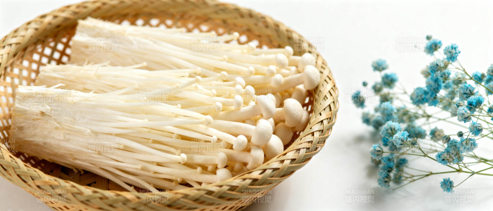 金针菇与蓝花图片