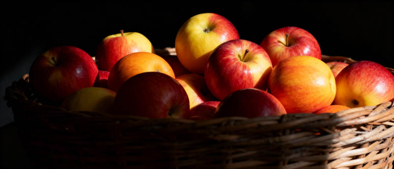 篮中红黄苹果图片