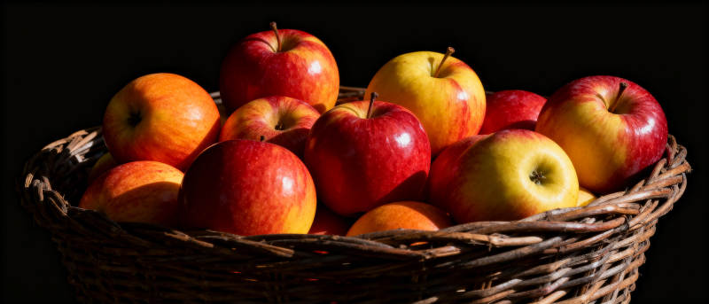 篮中红黄苹果图片