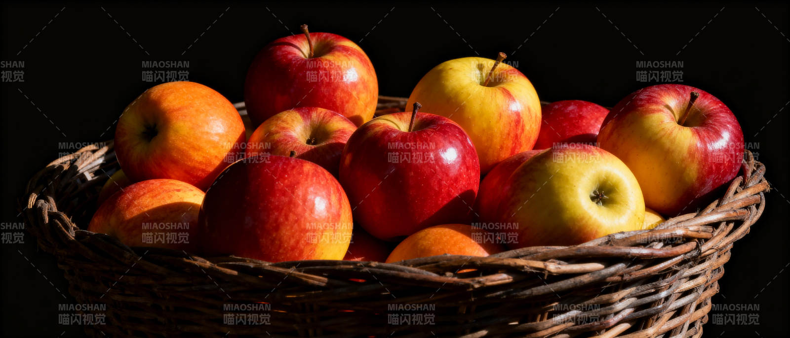 篮中红黄苹果图片
