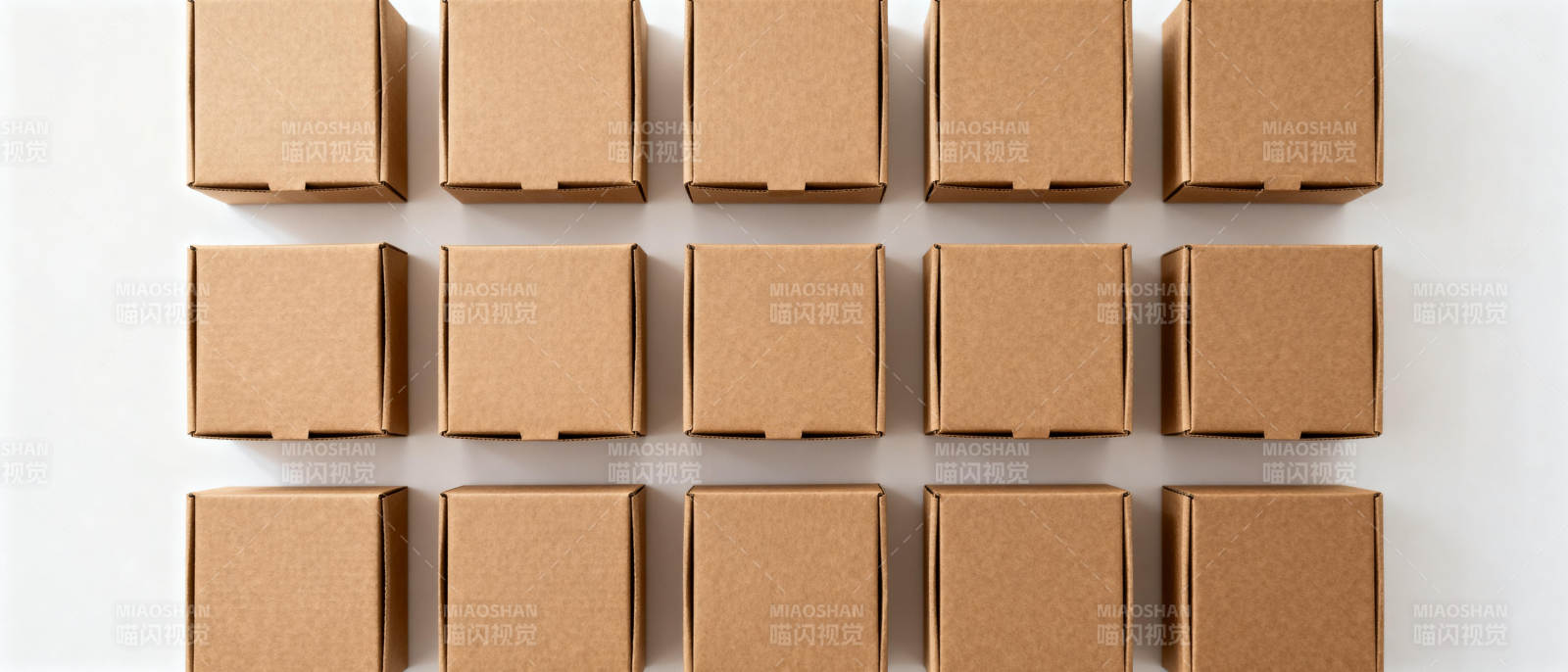 整齐排列的纸盒图片