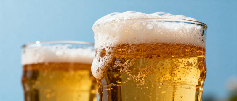 金啤泡沫满溢图片