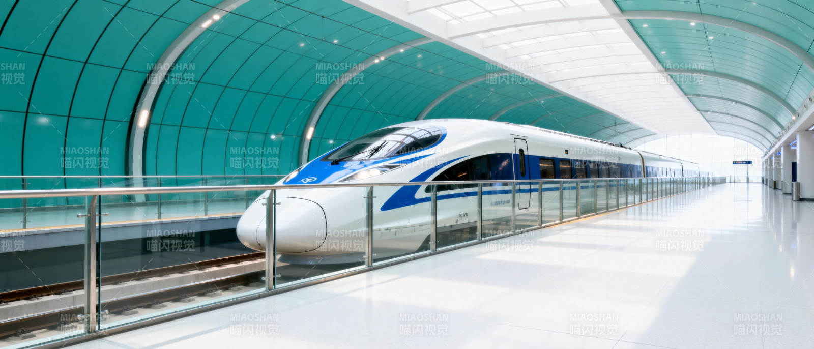 高速列车进站图片