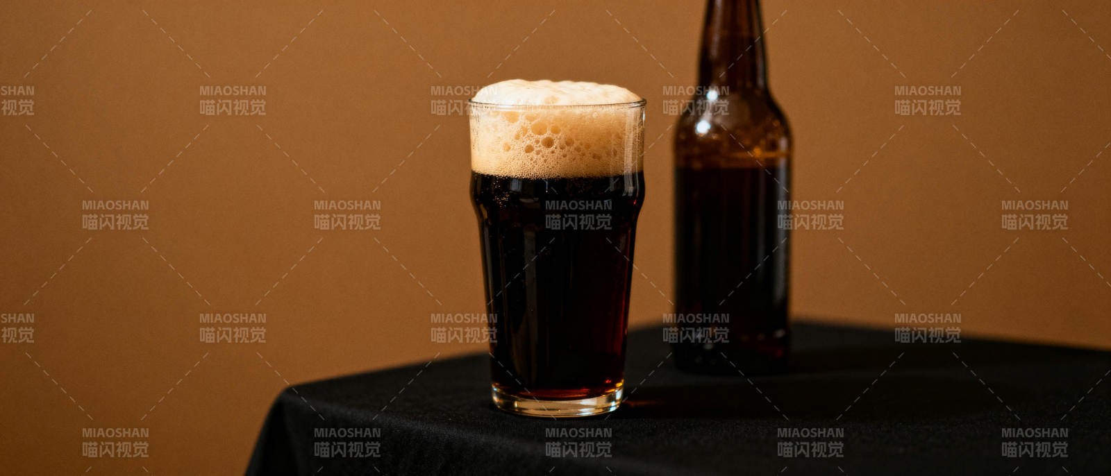 黑啤与瓶装酒图片