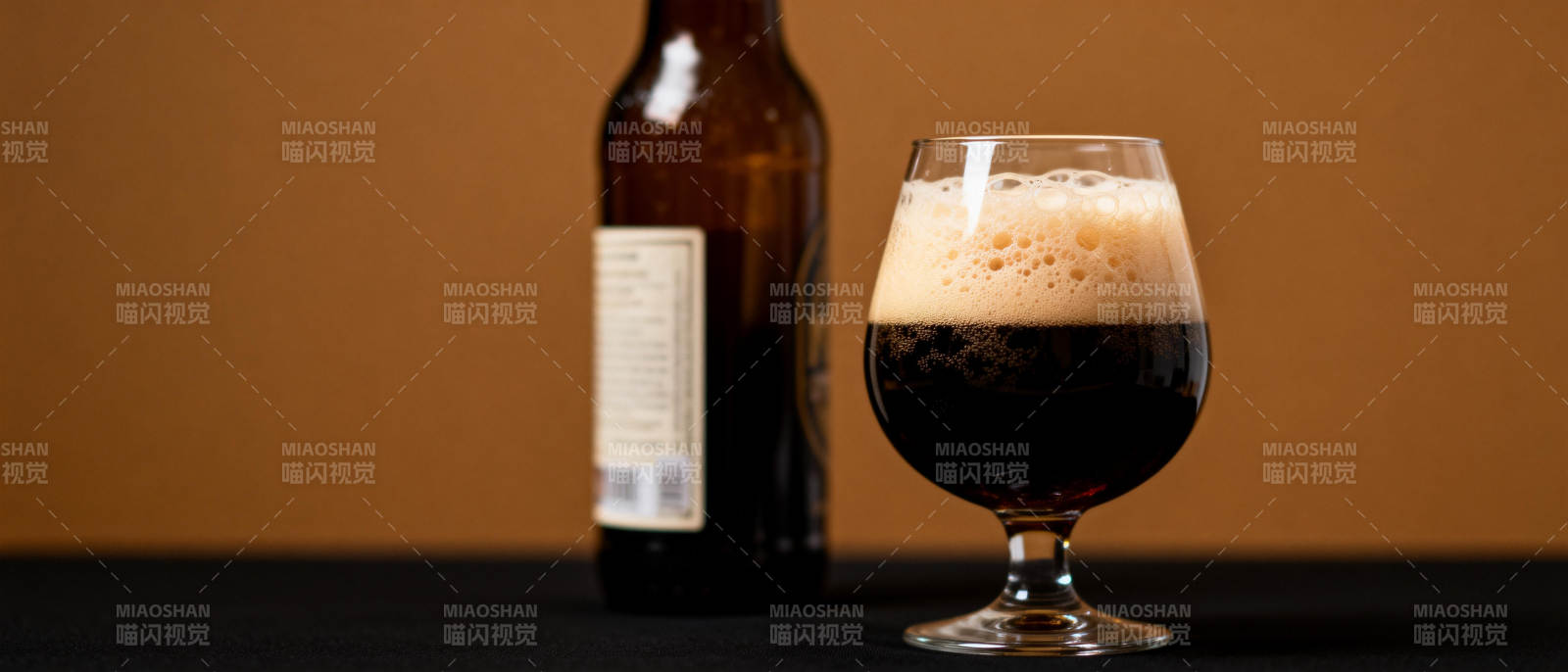 醇香黑啤 泡沫细腻图片