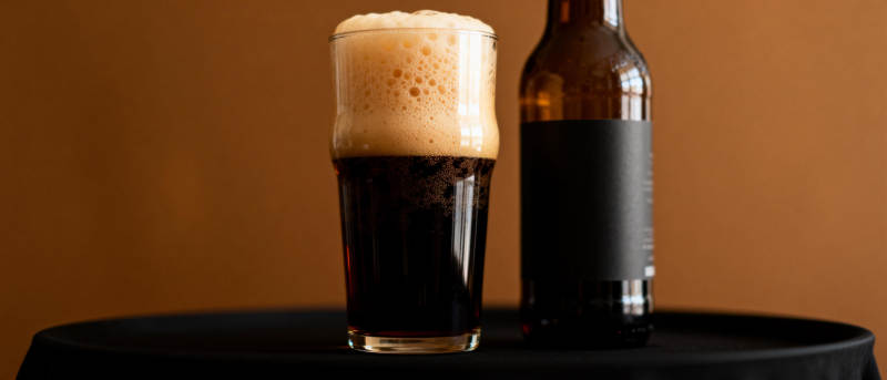 黑啤与酒瓶静置图片