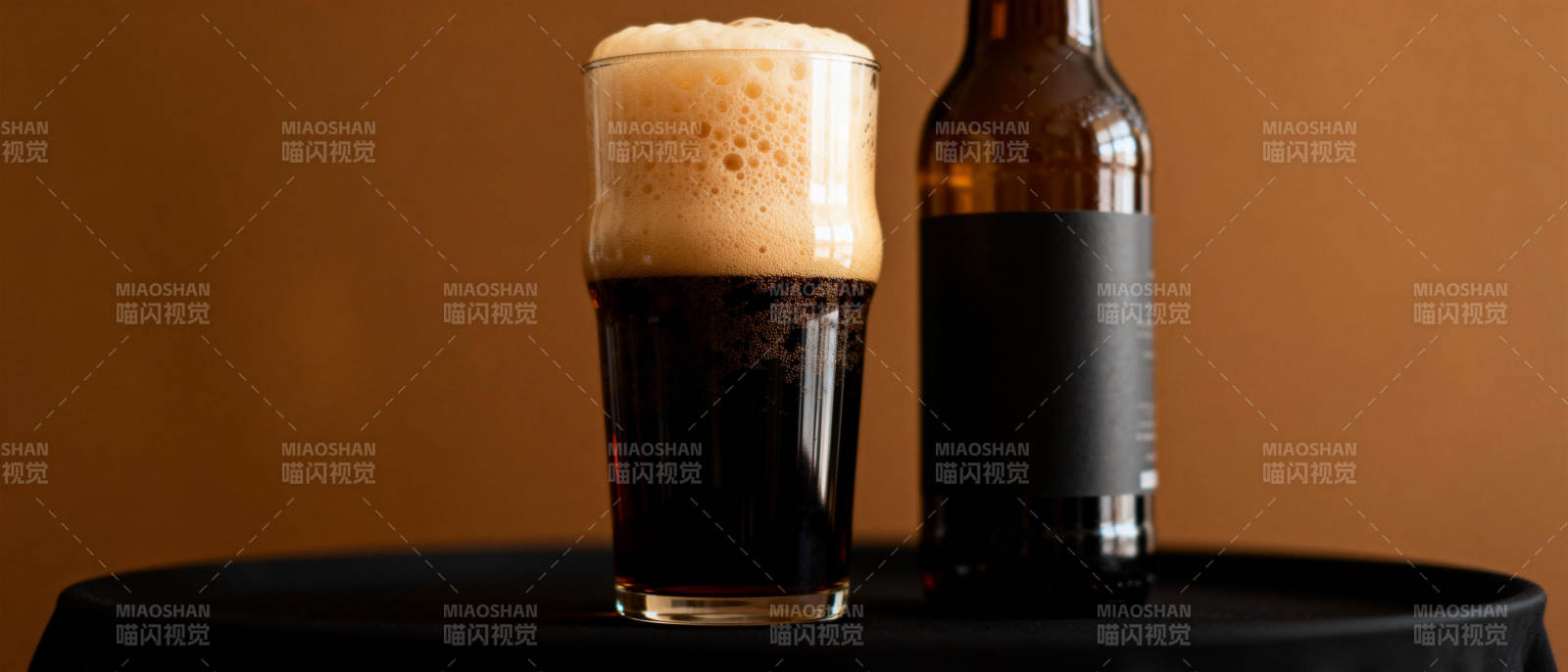 黑啤与酒瓶静置图片