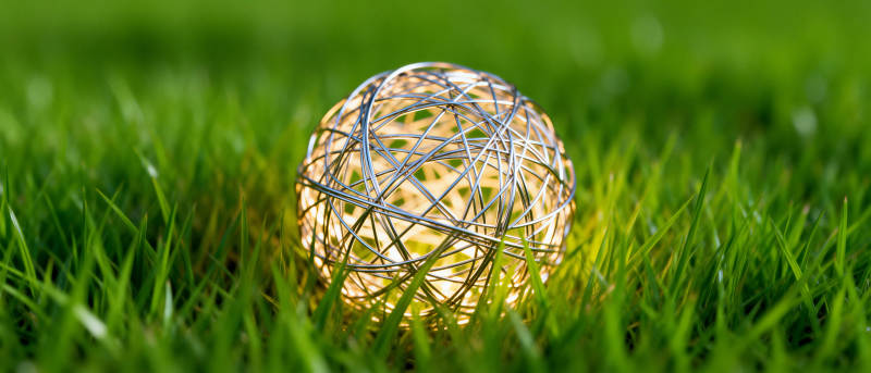 草地上发光的球形灯图片