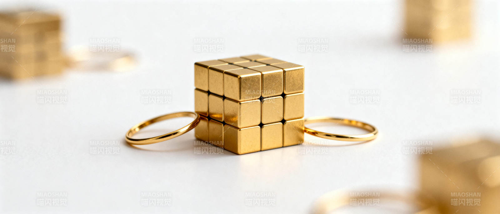 金色魔方与戒指图片
