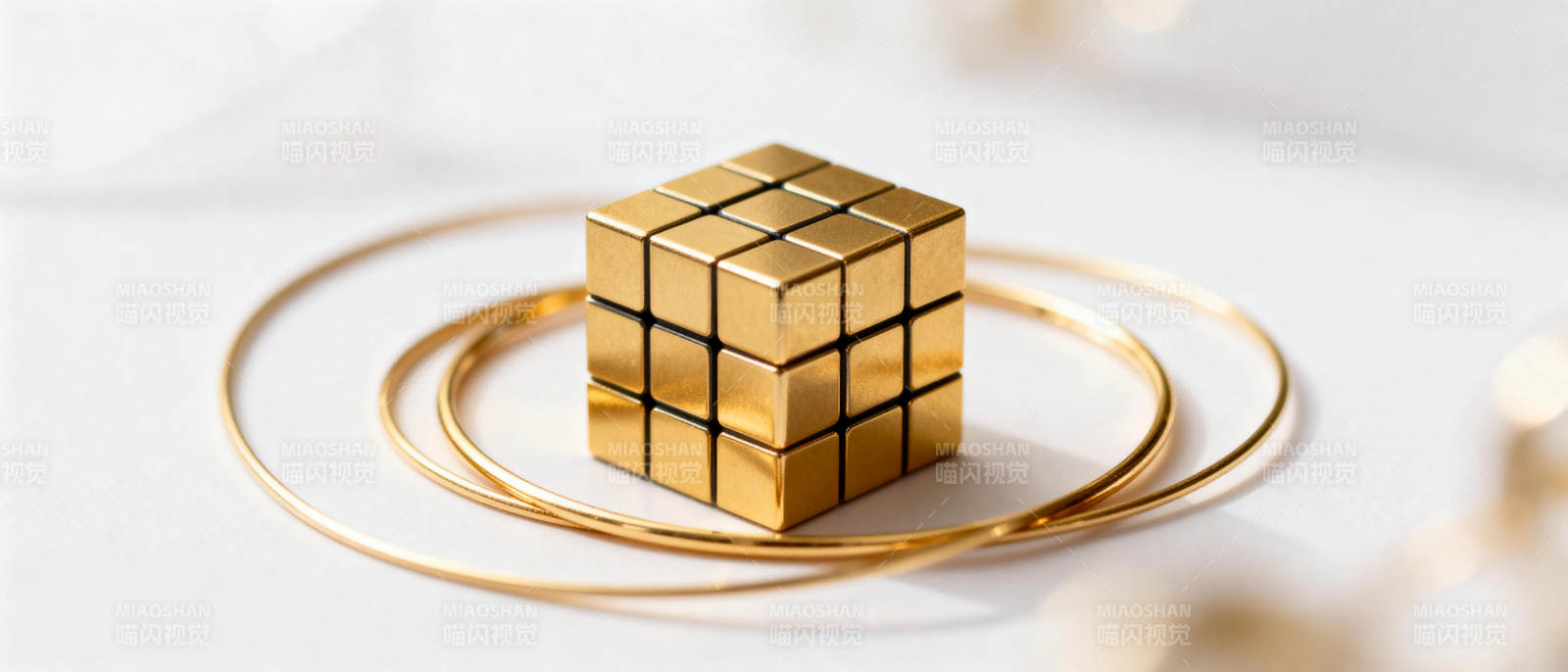 金色魔方静置环中图片
