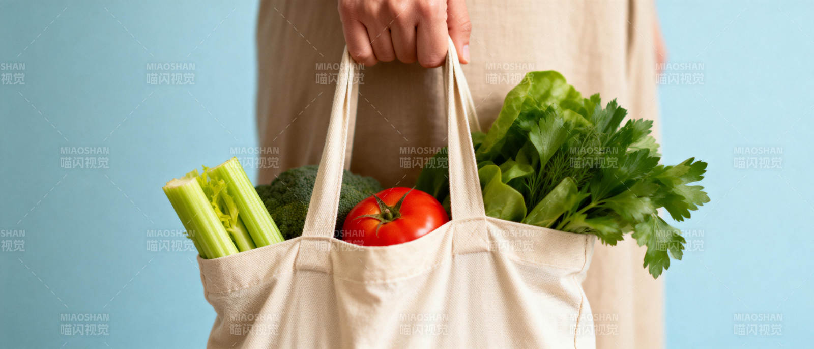 环保购物袋装满蔬果图片