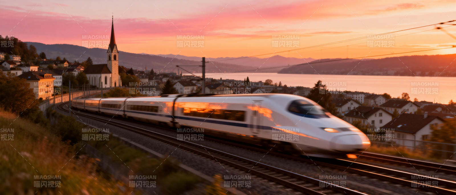 夕阳下的高速列车图片