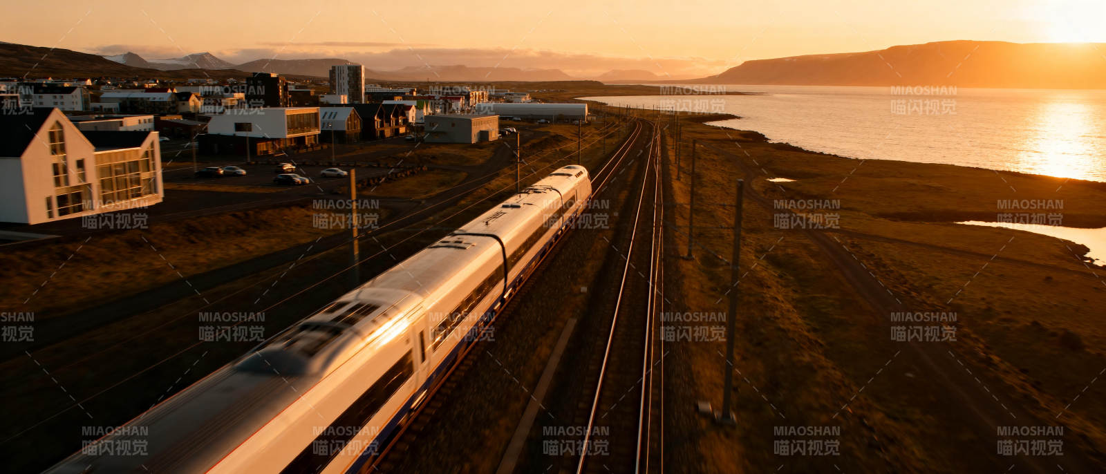 夕阳下的列车图片