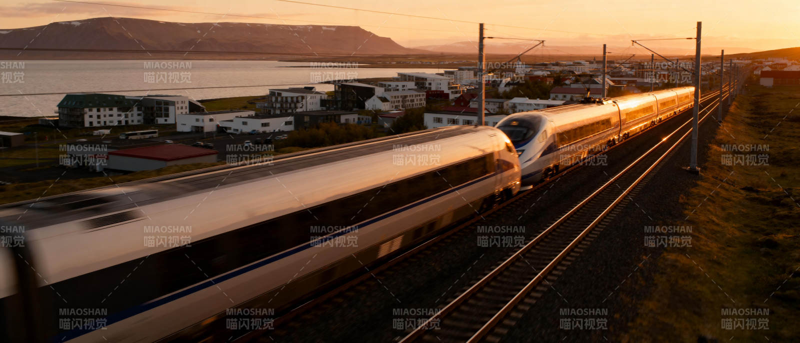 高铁疾驰海岸线图片