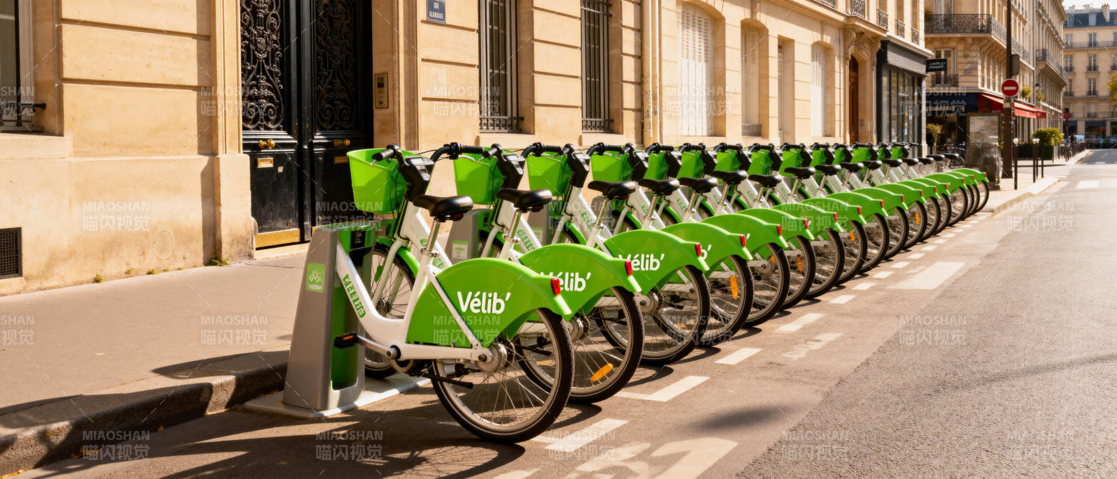 绿色共享单车整齐排列图片