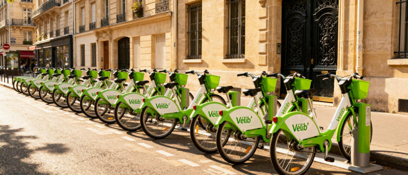 绿色共享单车整齐排列图片