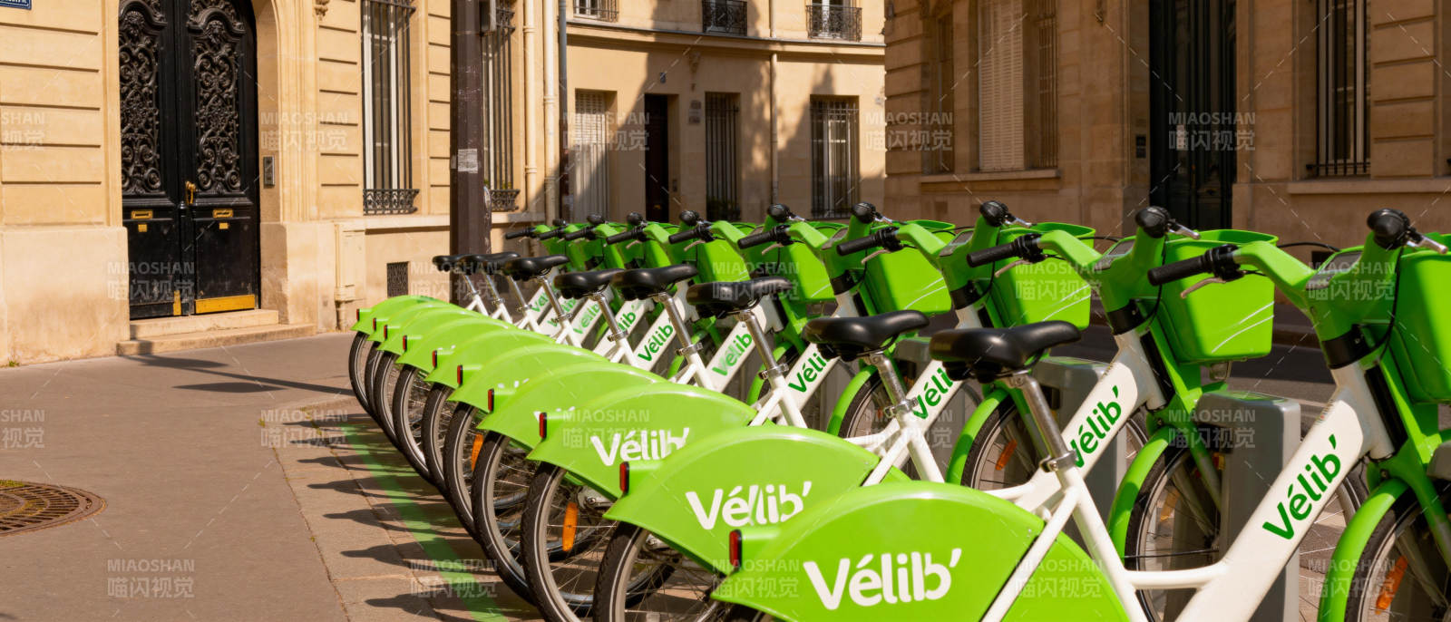 巴黎共享单车整齐排列图片