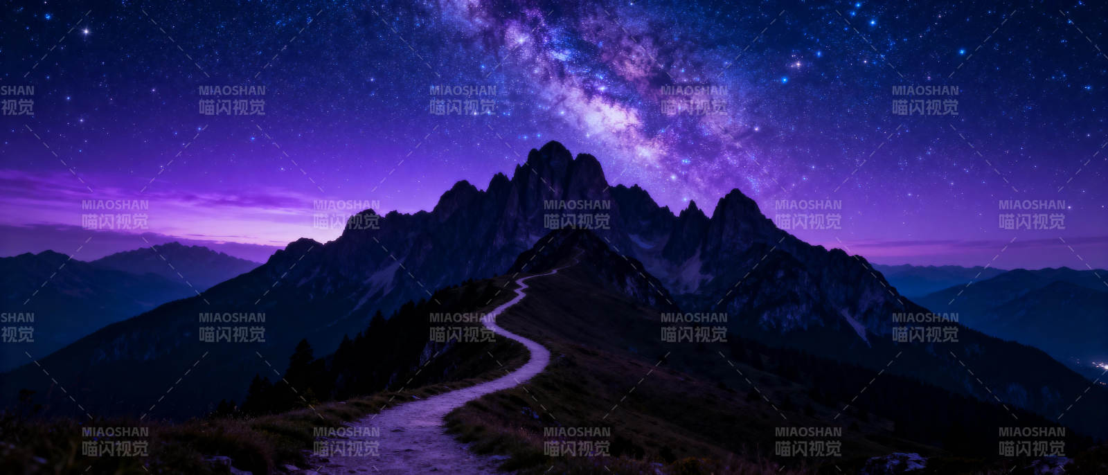 星空下的山径图片