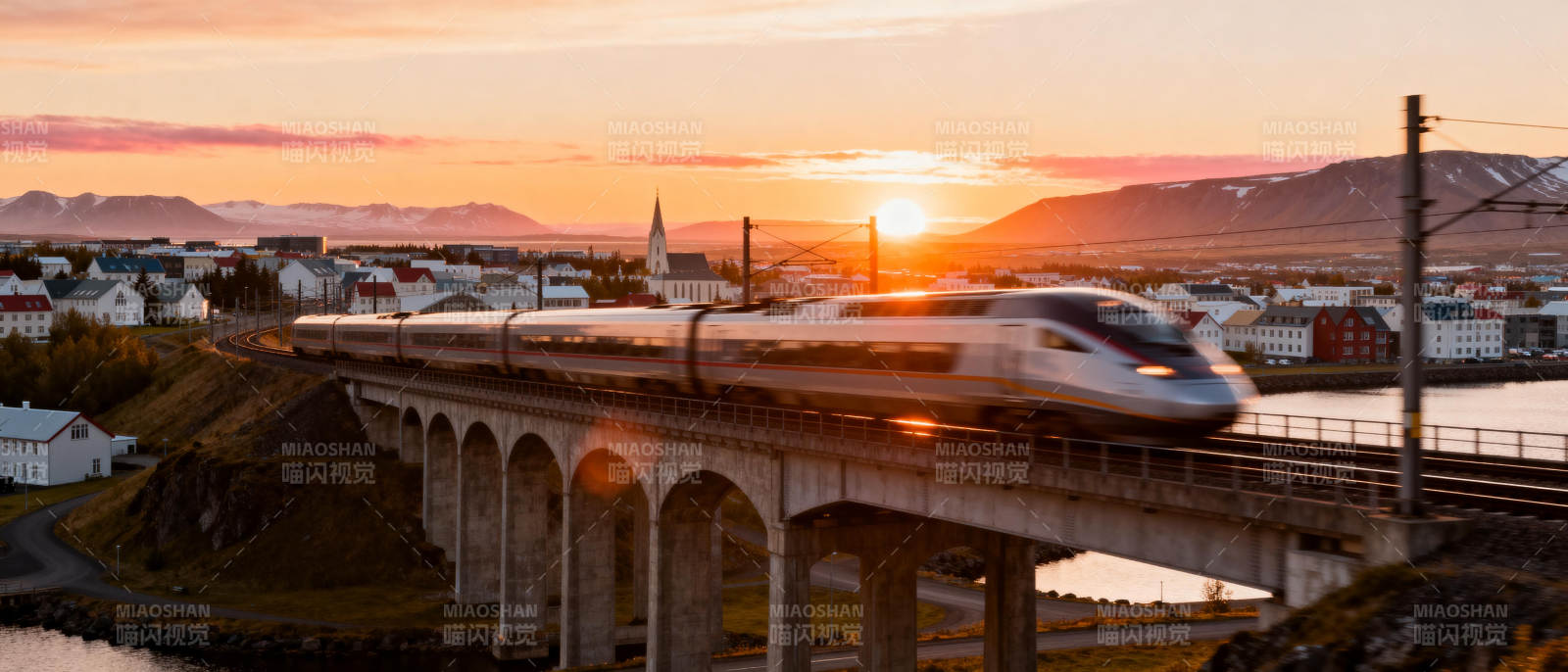 夕阳下的高速列车图片